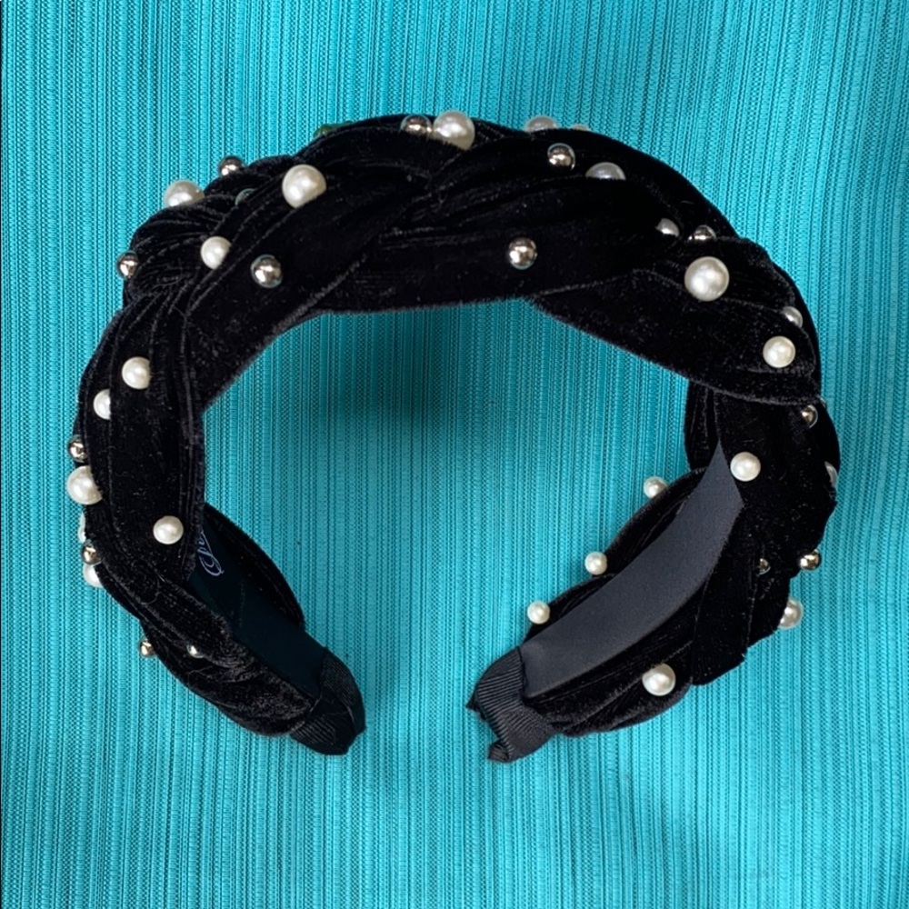 Black velvet headband with pearls